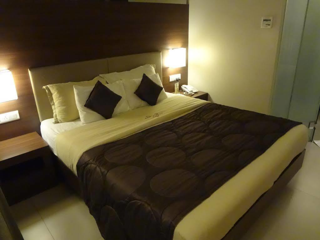 Hotel Landmark Fort Мумбай Екстериор снимка